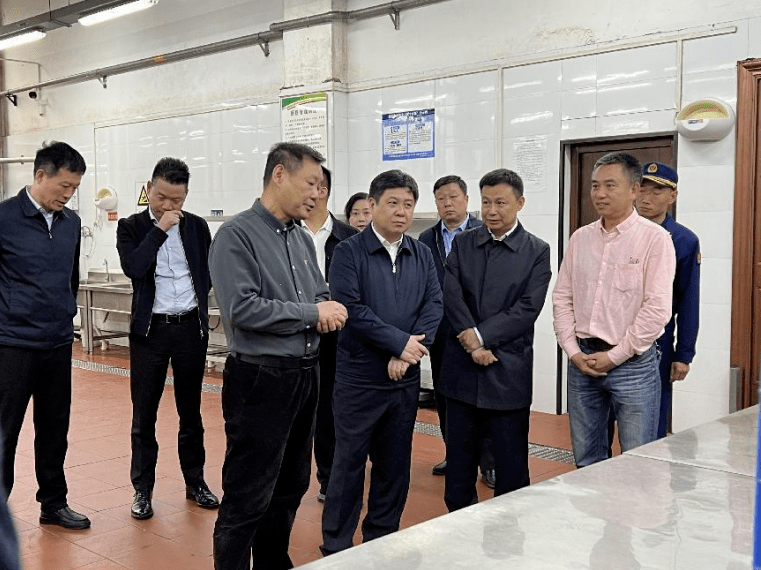 4月28日下午,襄阳老河口市委书记曹祖金同志带队深入梨花湖生态旅游