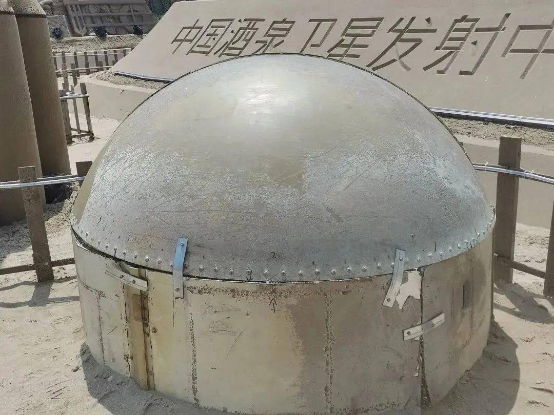 端头帽位于运载火箭整流罩上方也就是全箭的至高点,端头帽的作用是