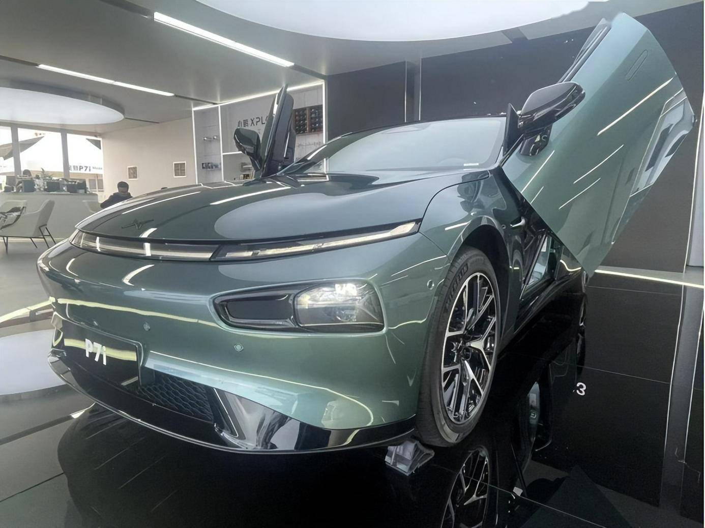 另一方面,小鹏p7i采用了大部分著名超跑拉风的蝴蝶门设计,车门开启时