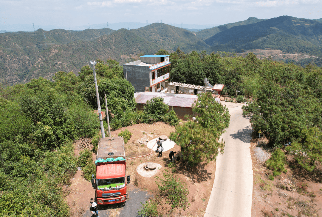 上午7点,毕玉祥开着送水车准时来到武定县白路镇自来水厂,熟练地连接