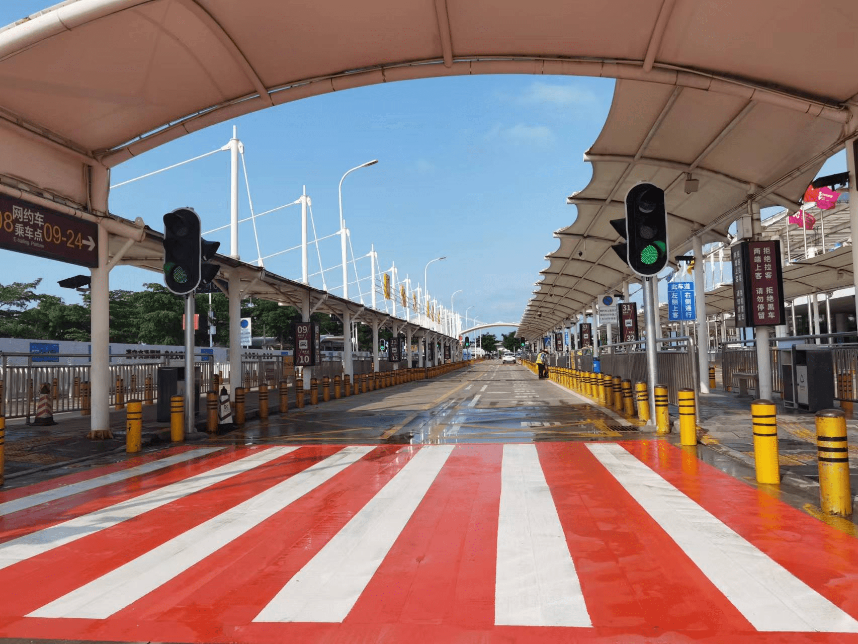 深圳机场网约车通道上客区增设红绿灯,斑马线_旅客_交通_地面