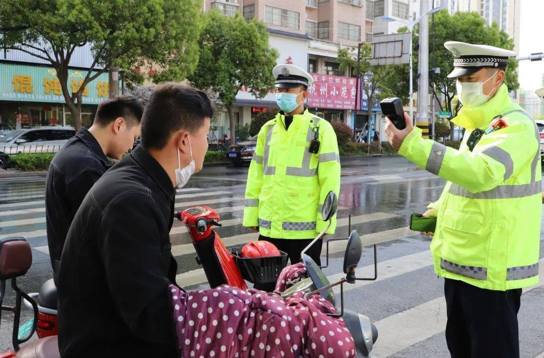 临泉严查!戴头盔!戴头盔!_自行车_保护_头部