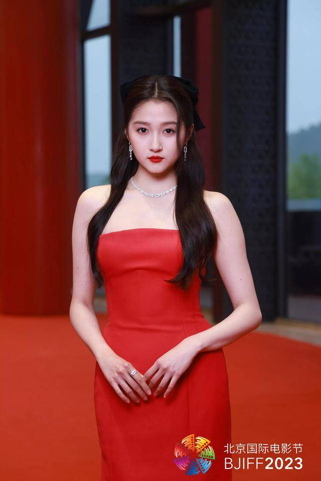 关晓彤写真,一袭红色抹胸鱼尾裙,高贵典雅,婀娜动人_电影节_闭幕式