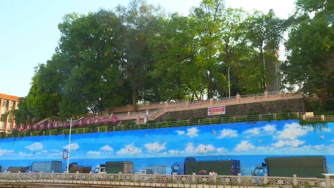 百米清新海边风墙绘"扮靓"县城_市民_女士_广宁