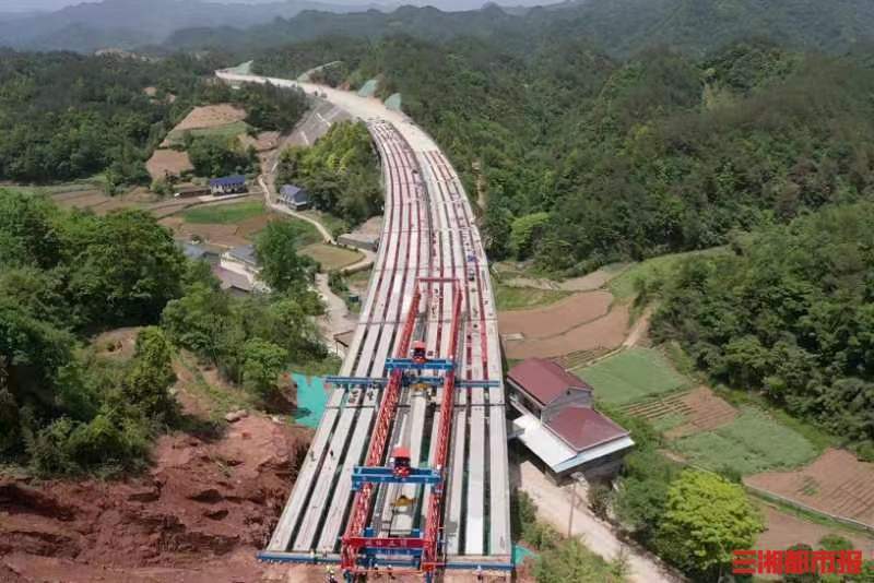 炉慈高速公路起于湘鄂两省交界的炉红山,止于慈利县西张家山,主线全长