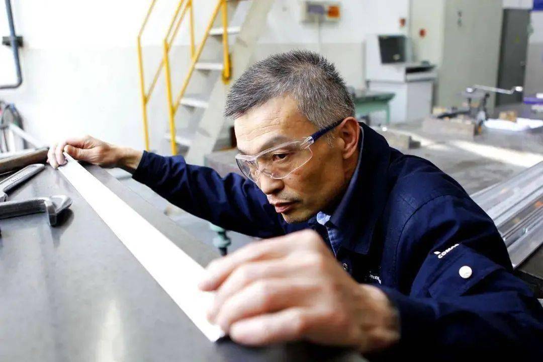 扫码听书丨五一劳动节:致敬劳模工匠 奋斗人生最美_中国_裴永斌_音频