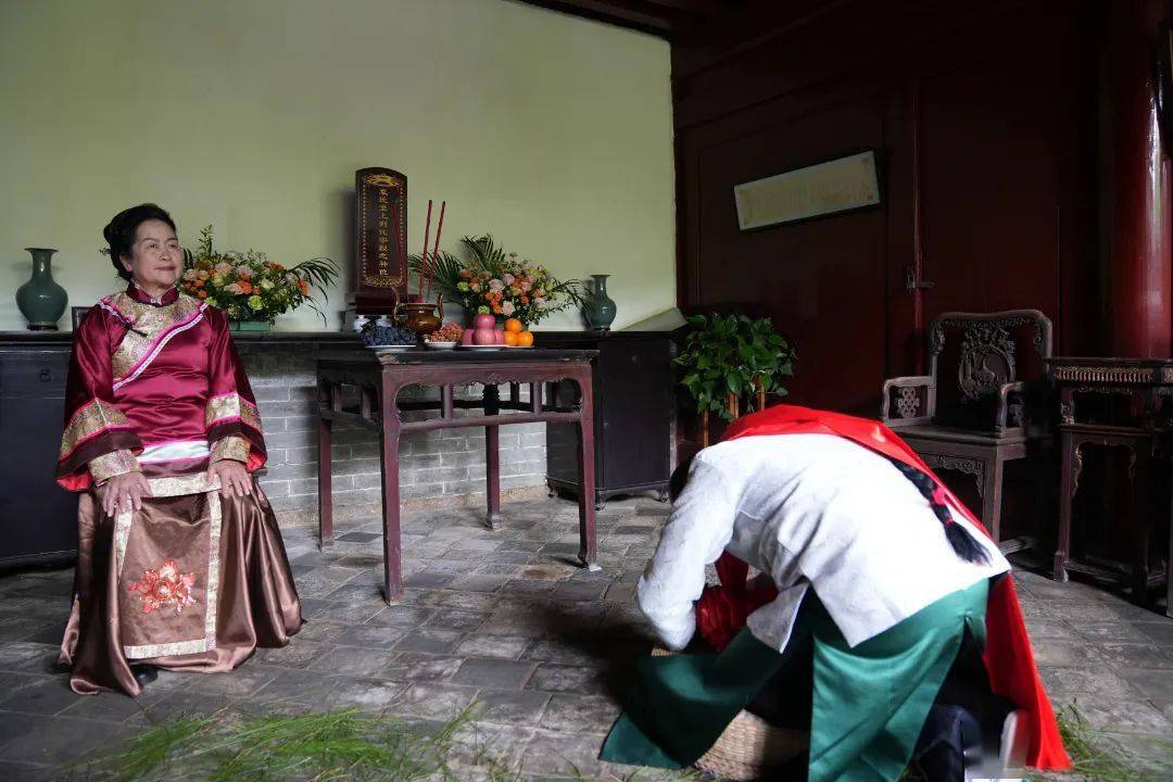 敬酒由石屏的进士,翰林等名人的后人路行三迎恭迎状元公荣归故里知州