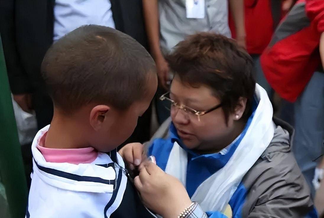 1999年,贵州缆车失事,2岁孩子失去父母被韩红收养,如今怎样了_潘子灏