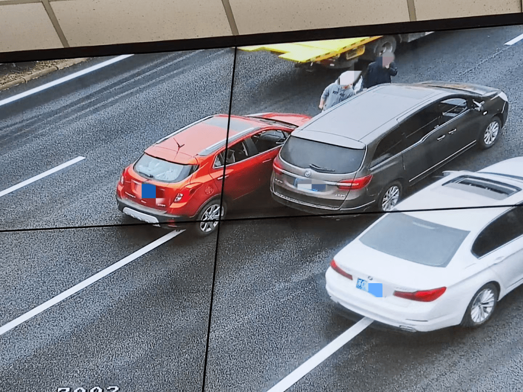 4月29日下午,g1521常嘉高速嘉兴段发生车辆刮擦事故,相关人员在高速