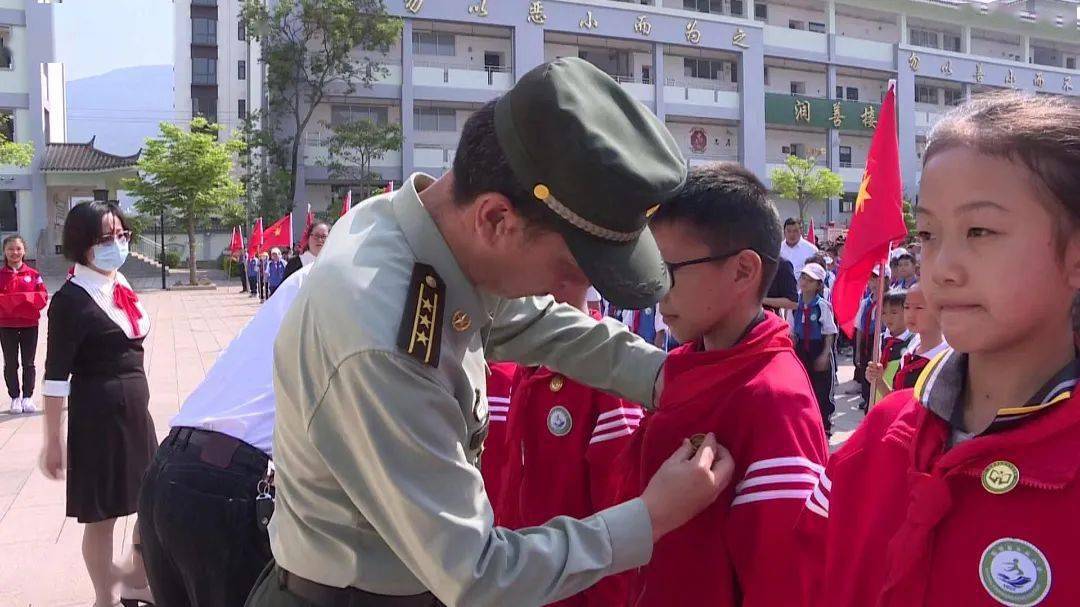 石屏县东风小学被授牌