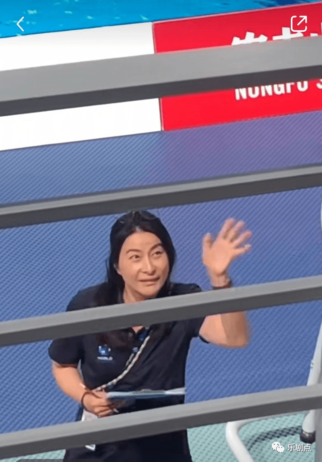 67郭晶晶现身西安跳水比赛任裁判,亲力亲为企足全场_jin_网友_工作