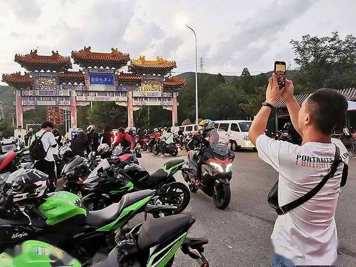 那些骑摩托的年轻人_机车_爱好_李昊煜