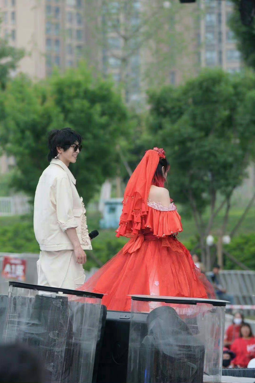 华晨宇演唱会看到崩溃,披红色婚纱与众不同_舞台_歌迷_互动