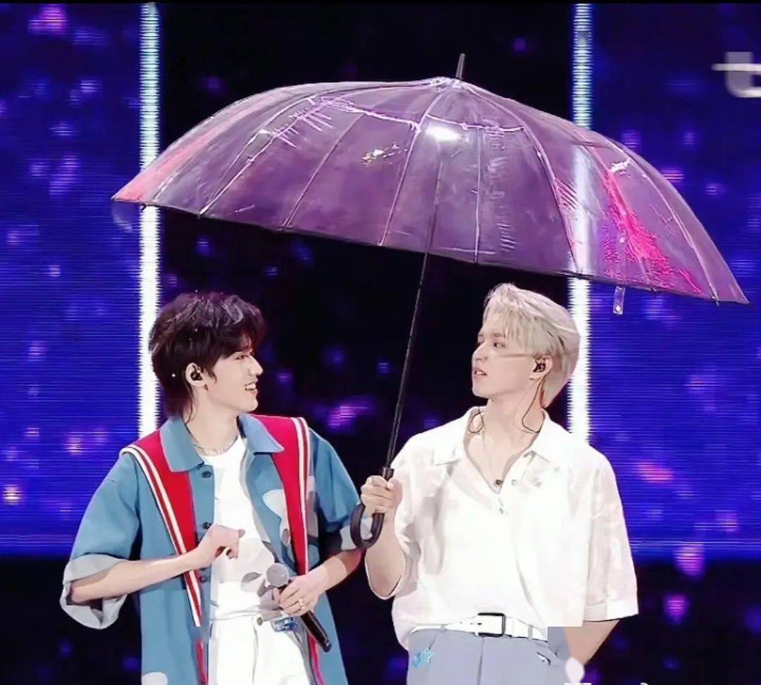 宋亚轩刘耀文kiss?林志玲拒生二胎?成毅被穿小鞋?《长月烬明》赔钱?