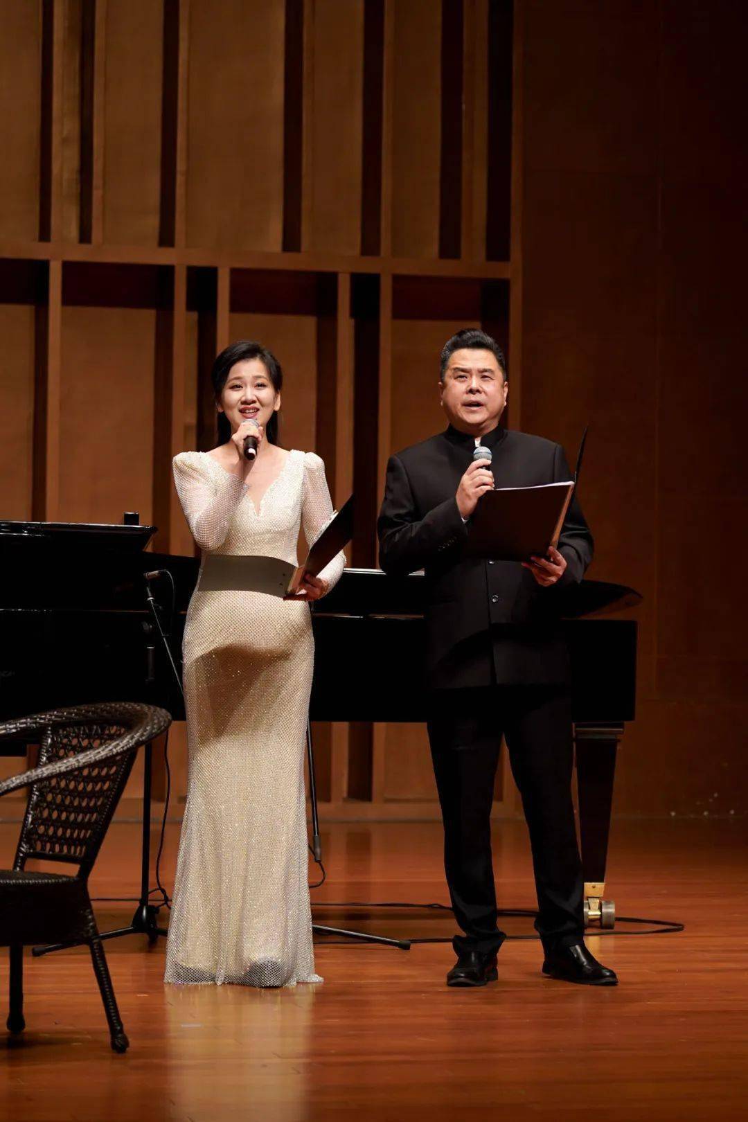 何英讲述歌曲背后的故事5月3日上午11点,在福建大剧院音乐厅举办了