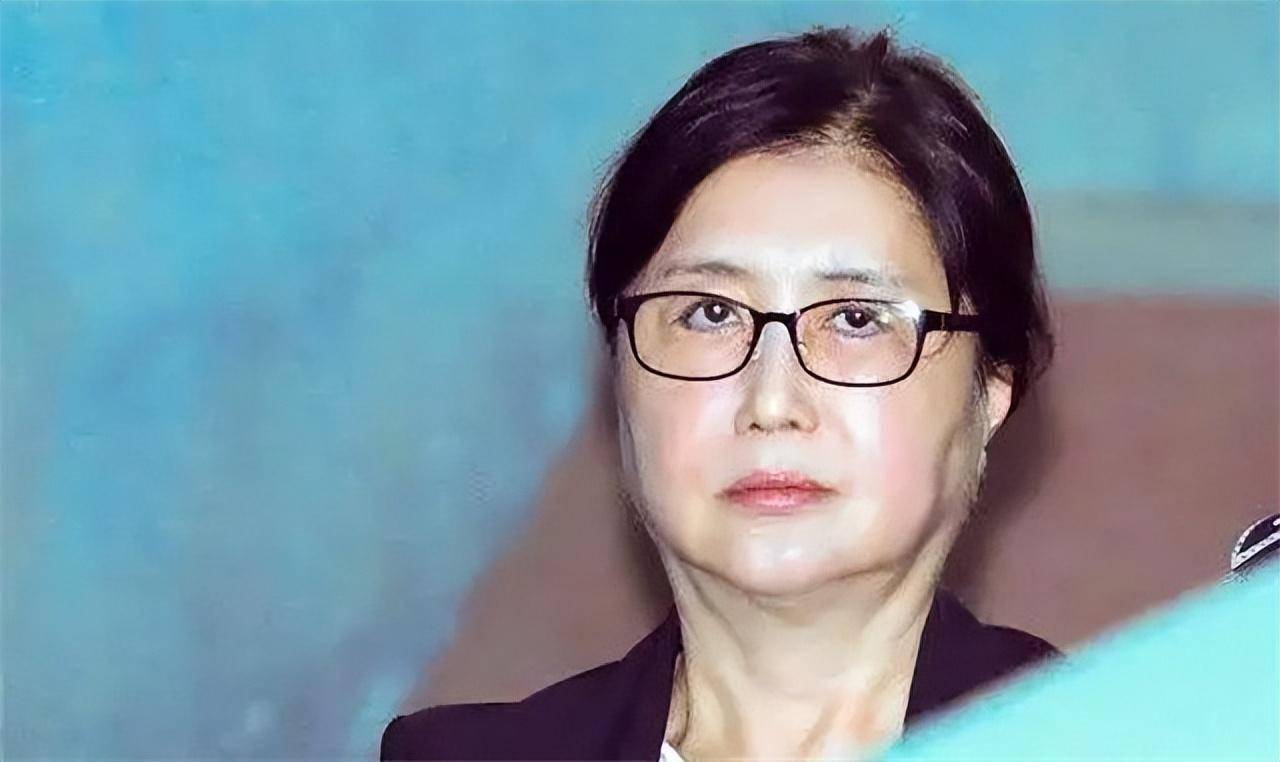 "导火索"郑维罗:拉朴槿惠下台,抛下亲妈逃亡,曾炫名马走后门_崔顺实