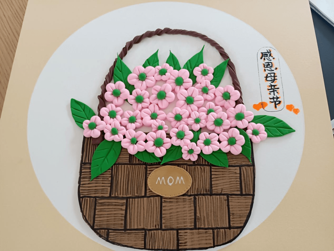 了"感恩母亲"为主题的手工贴画,孩子们亲手为妈妈制作了美丽的康乃馨