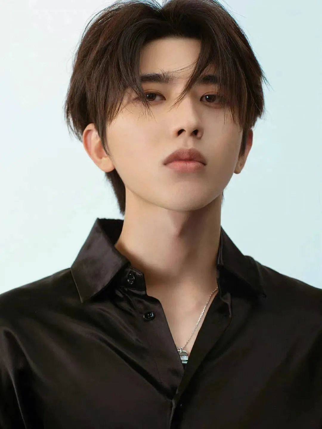 其与被告蔡徐坤签订合同约定,原告为被告独家全权经纪人,合同期限至