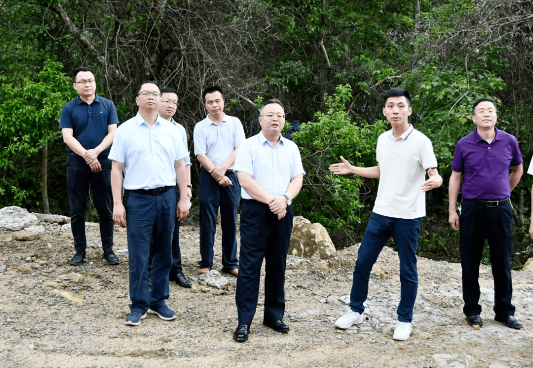 陈腾达到蓝钟镇调研工作时强调:要压实责任,强化措施,全力以赴推动