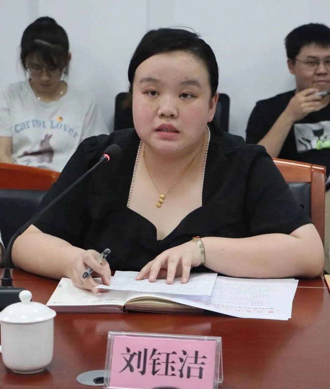 市妇联办公室陈邦铃同志围绕跟进的市直妇工委工作谈体会,思考如何把