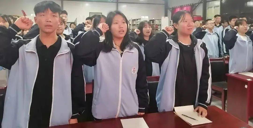 【入团仪式】心中有光正青春——赞皇县职教中心举行新团员入团暨优秀