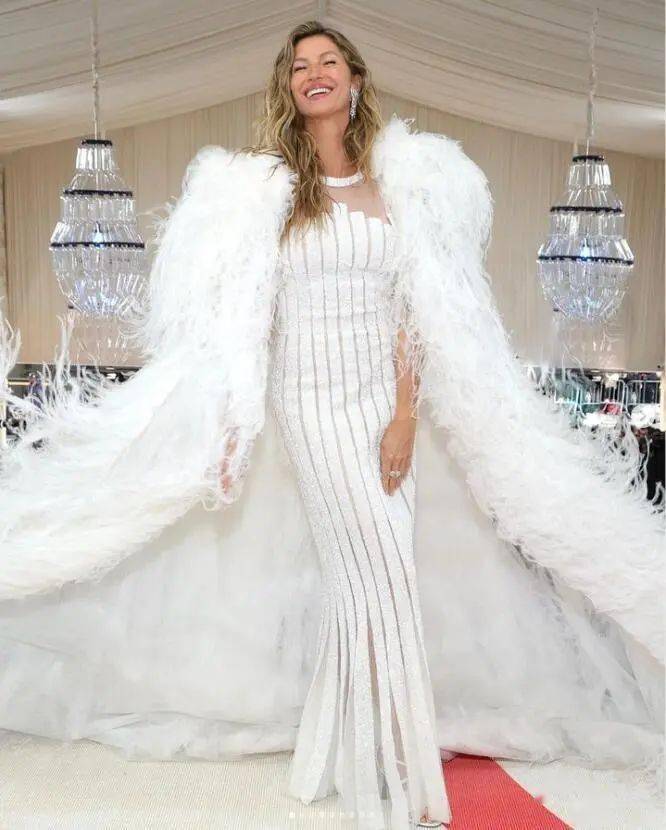 另外两位卡尔·拉格斐的御用超模吉赛尔·邦辰和娜奥米·坎贝尔也是差