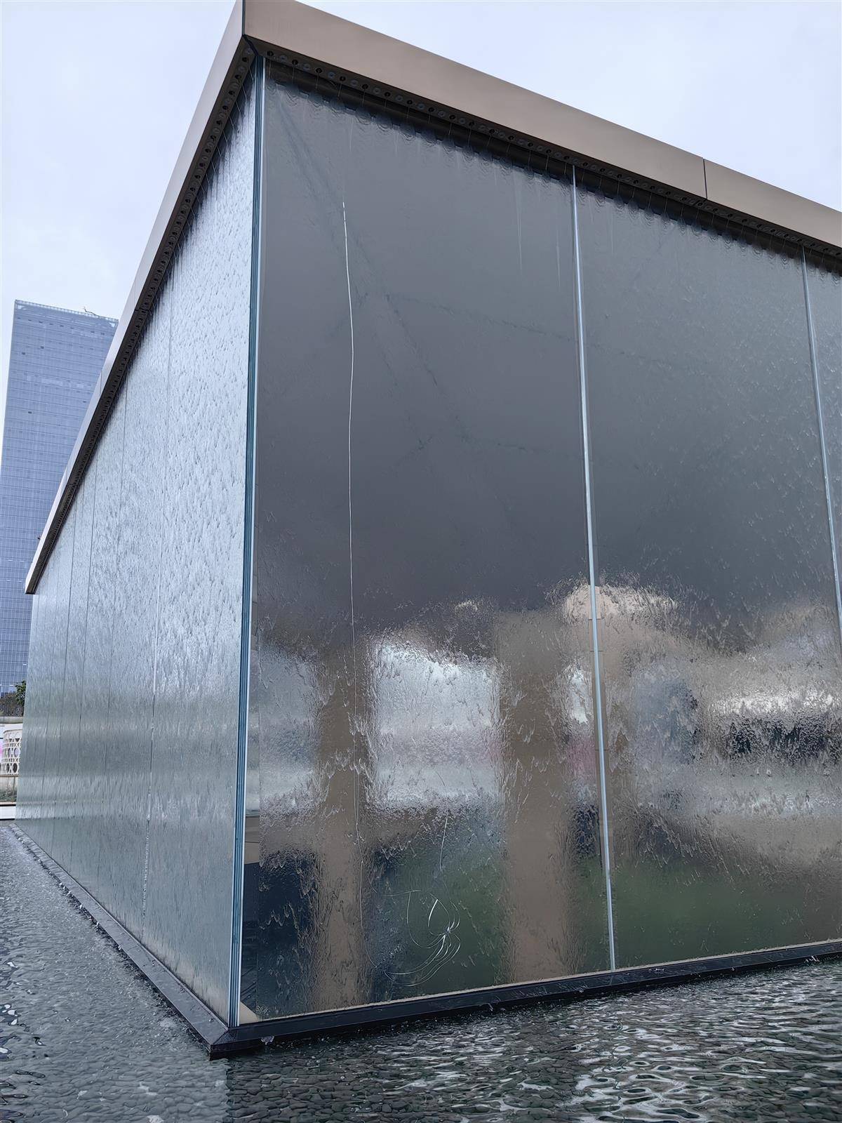 商场:被鹅卵石击中,有专人处理_玻璃_裂纹_水池