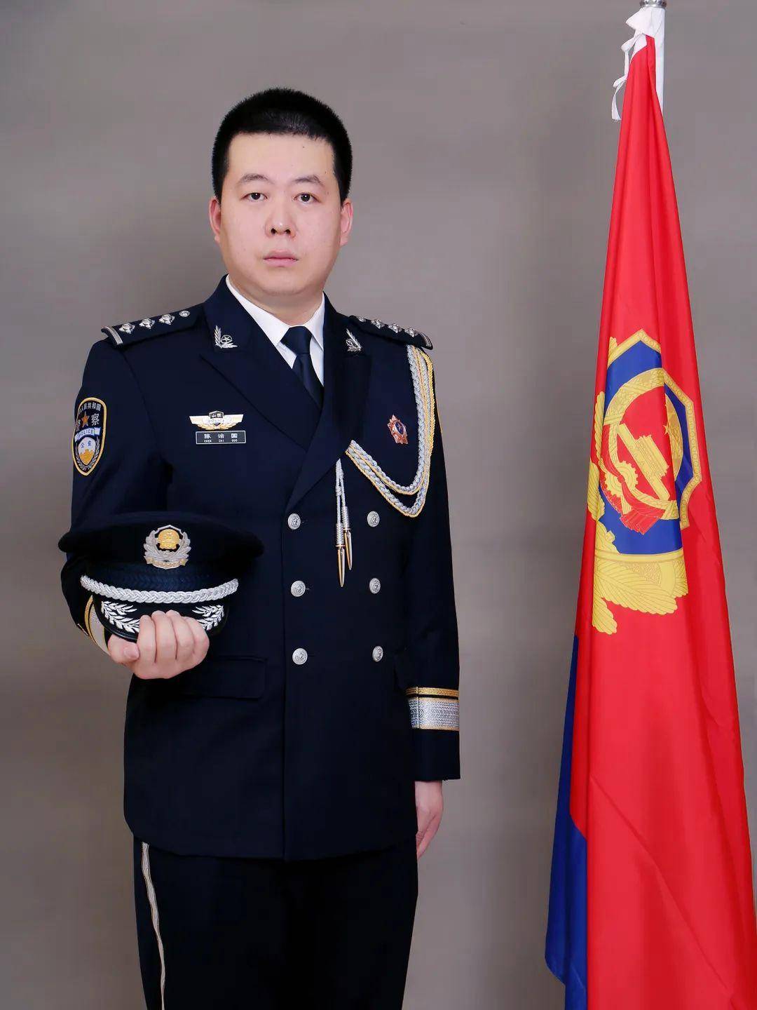 瀚海中行走的猎人,他是拨开迷雾的神探,他身穿蓝色战袍,头顶庄严警徽