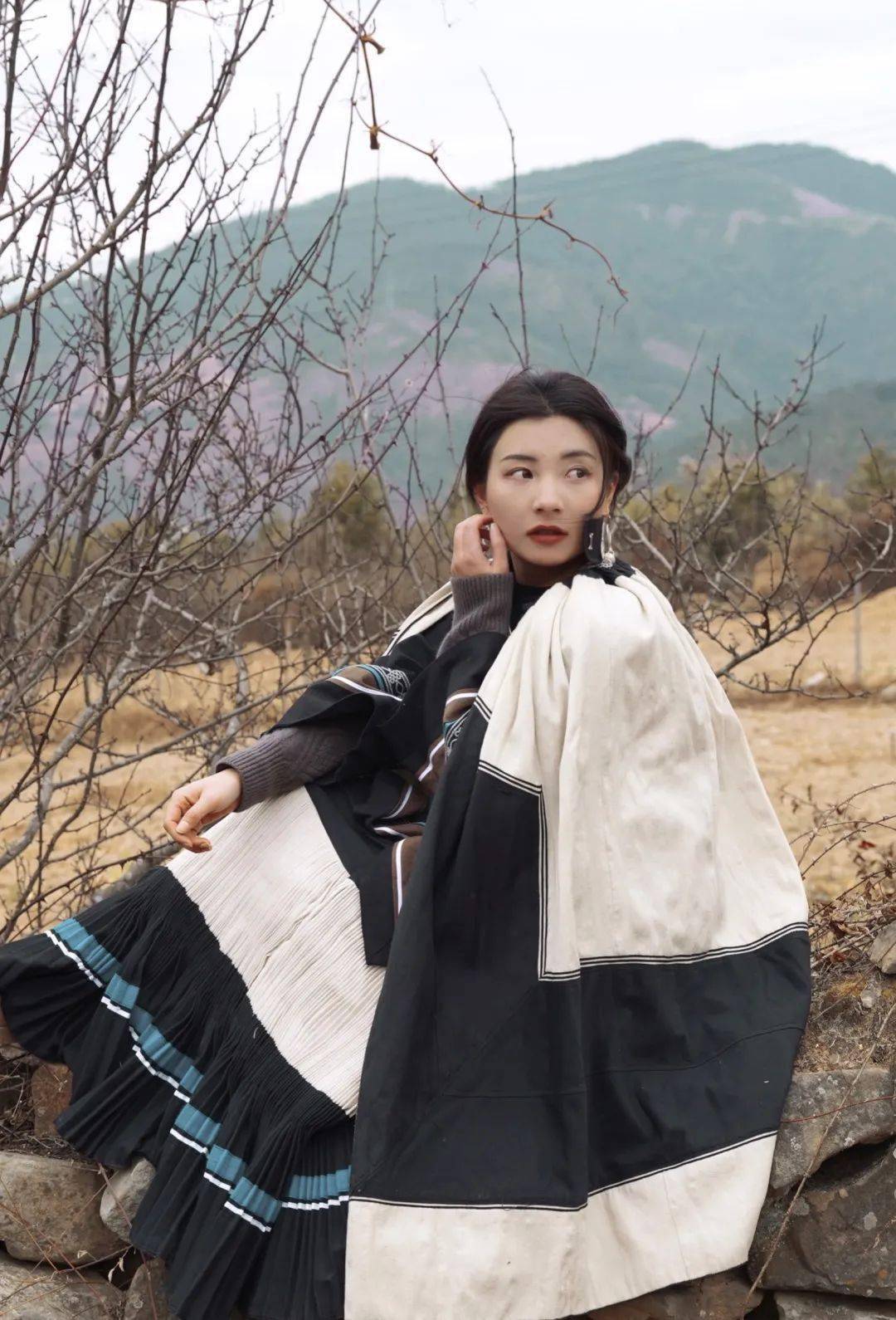 来源于两首彝族民间歌谣——嫁女唱的挽留歌和民间叙事诗《阿依阿芝》