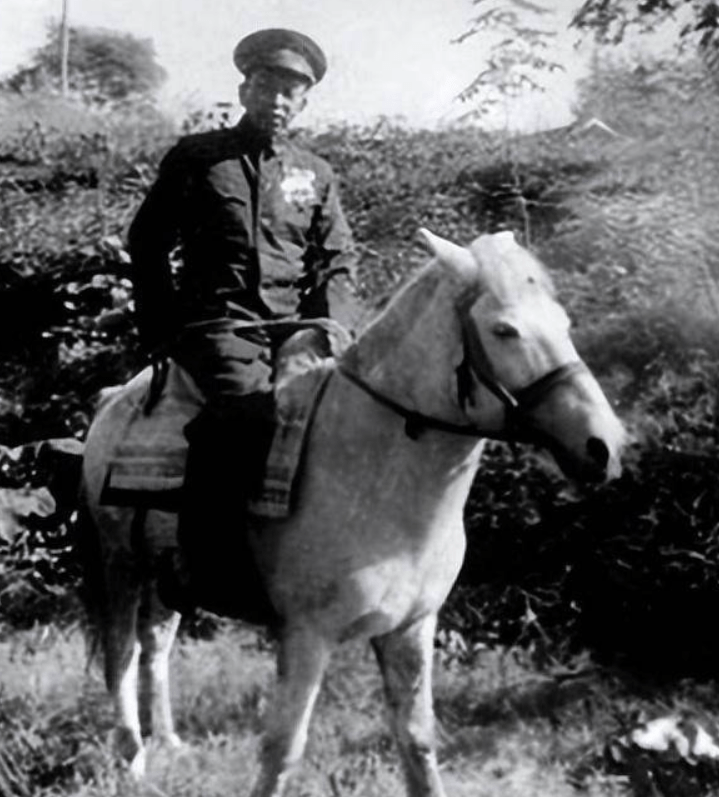 19岁小兵当众批评徐海东指挥有问题,3句话直升3级,40岁成上将_刘震