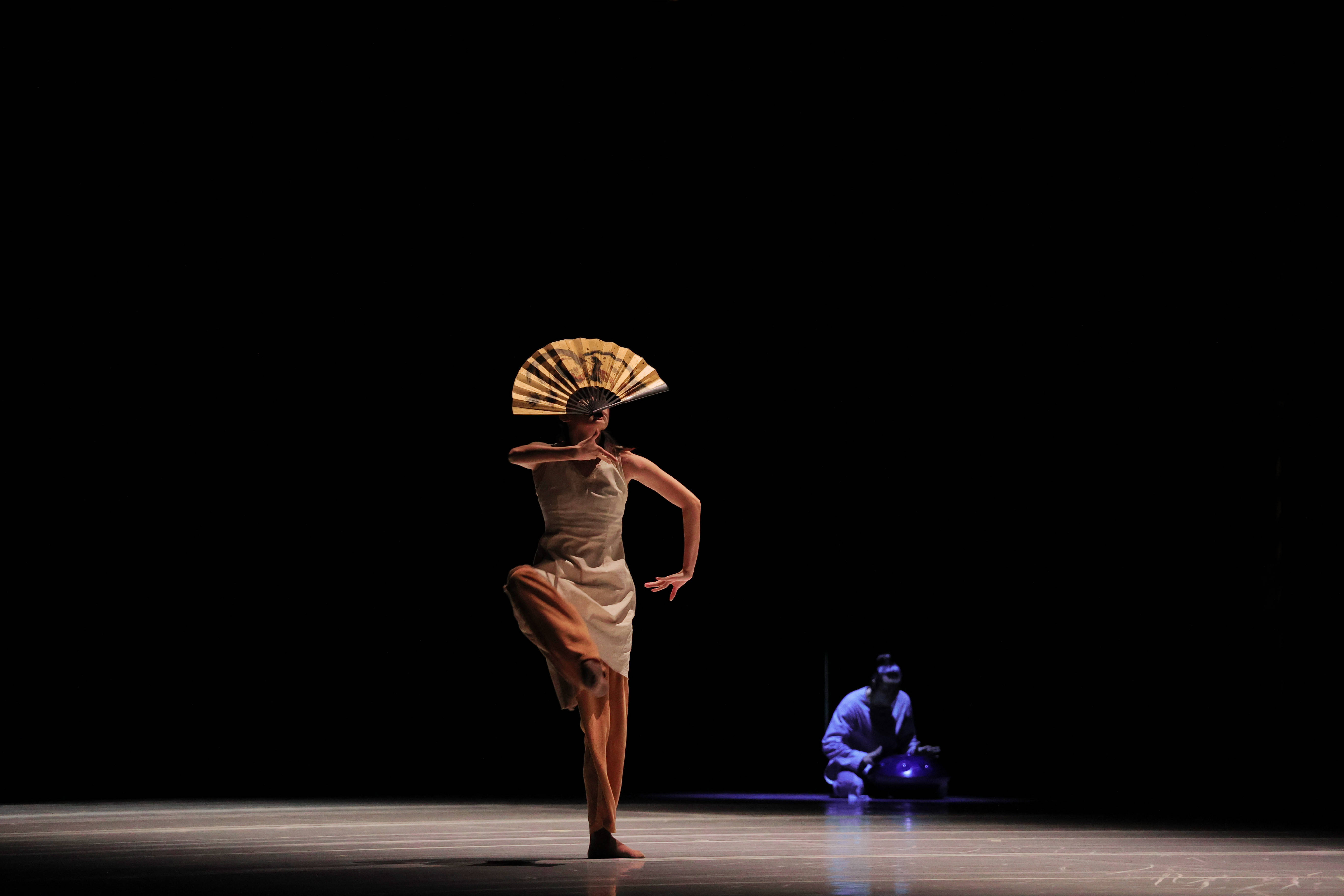 广东现代舞团《鱼离开水,忘了海的味道》在深首演_创作_作品_邢亮