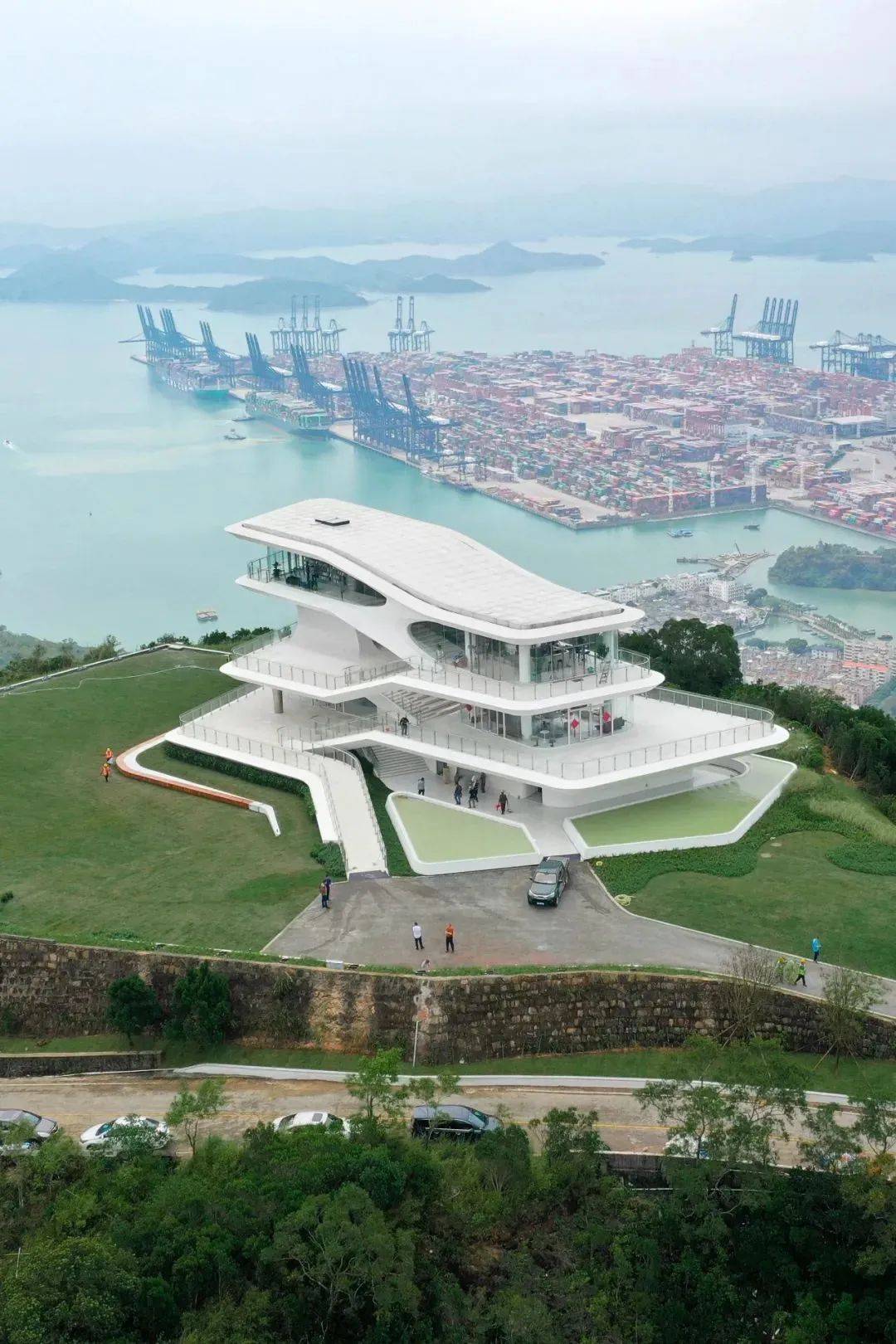 驿站整体造型参考船舶设计,兼顾景观及安全,设置有玻璃眺望台,可一览