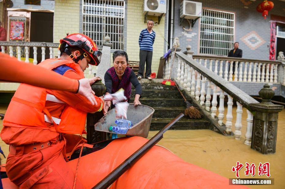 强降水致江西新干县部分村庄受淹 消防涉水救援转移群众_麦斜镇_李福