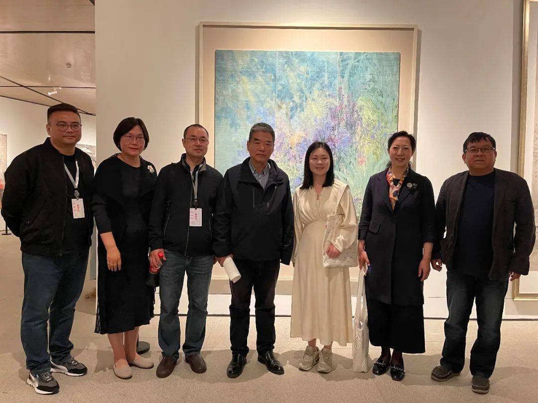 中央美术学院党委书记高洪,党委副书记王晓琳在展览现场启动仪式后,校