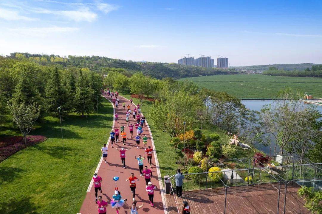 的4000余名参赛选手齐聚一堂,在贯穿青山绿水的生态康养赛道中竞速