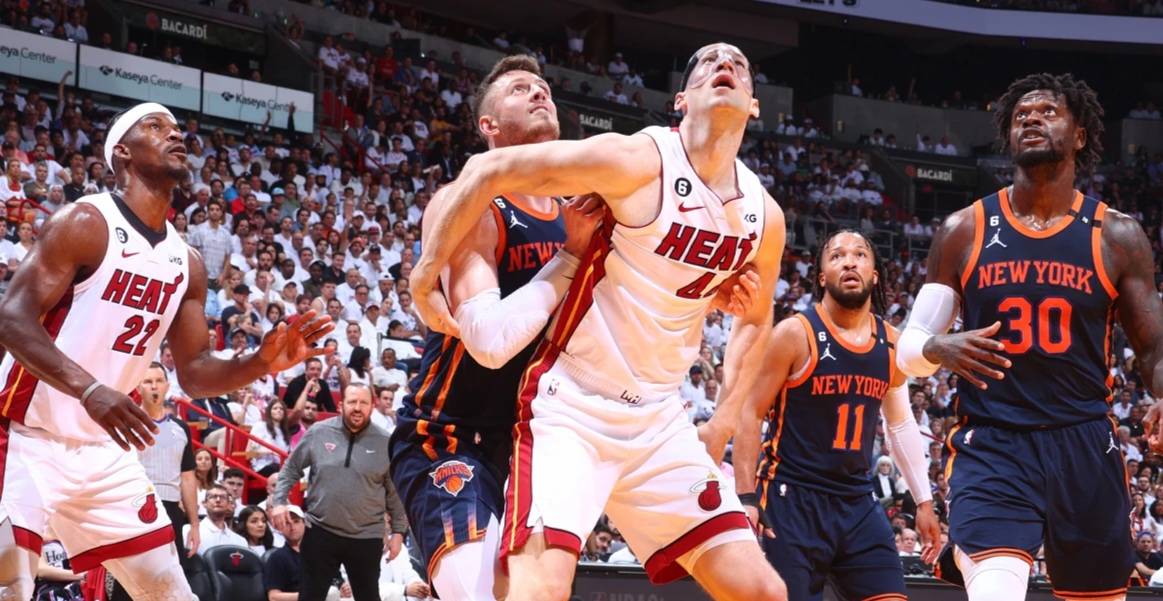 本场比赛第三节还剩约15秒时,热火队球员——科迪61泽勒和尼克斯队