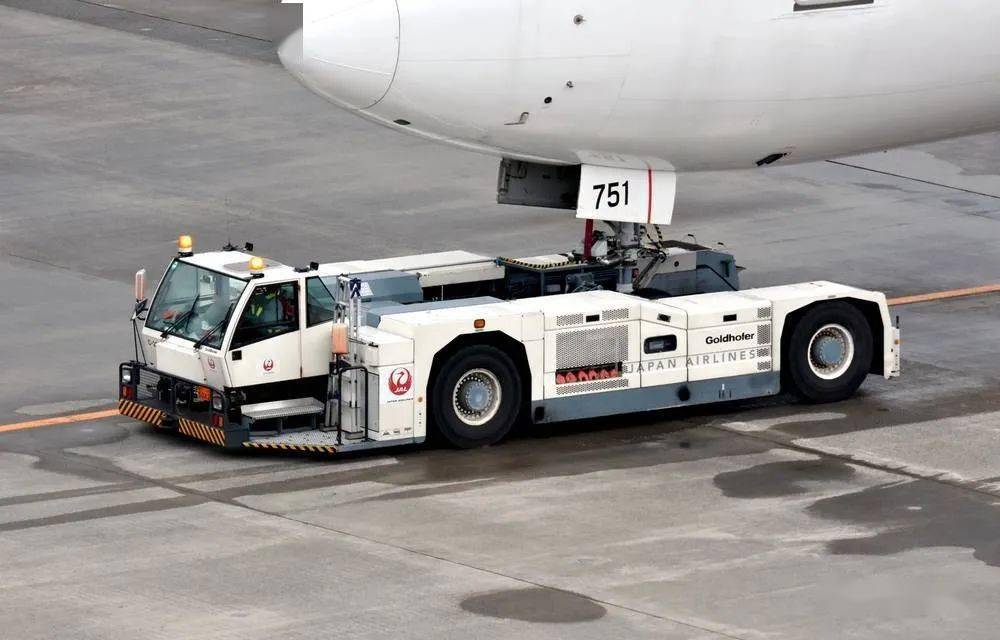 【民航事儿】5月6日,一架首都航空a320飞机在某机场被飞机牵引车不慎