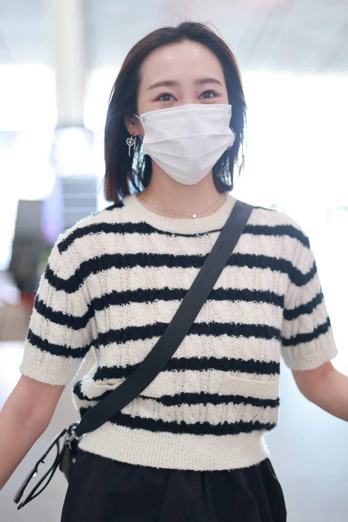 演员李纯穿条纹针织上衣搭配黑色半身裙休闲活泼_夏日_北京_下身