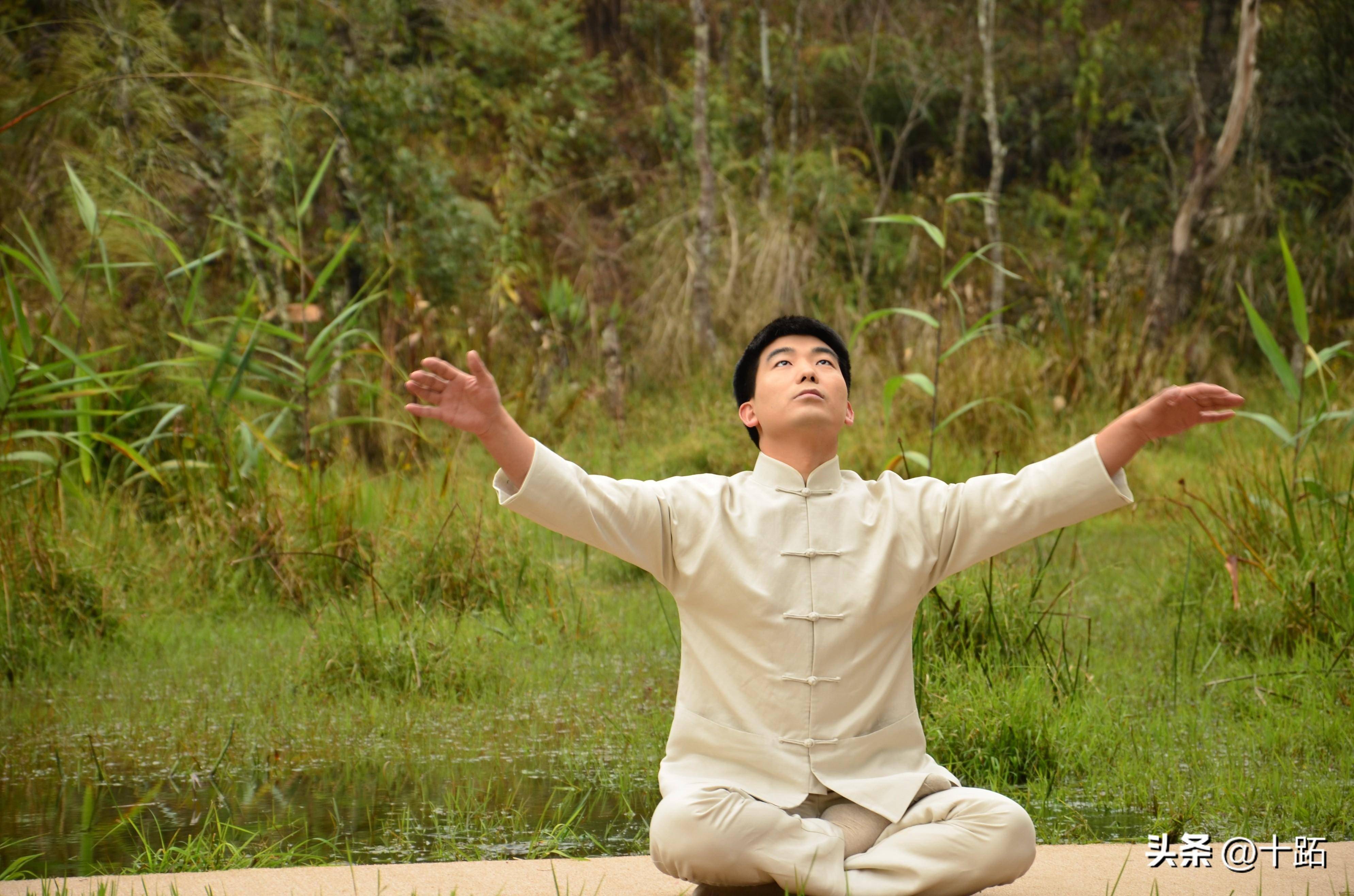 中国中医科学院医学实验中心研究员代金刚演示春之法中国中医科学院