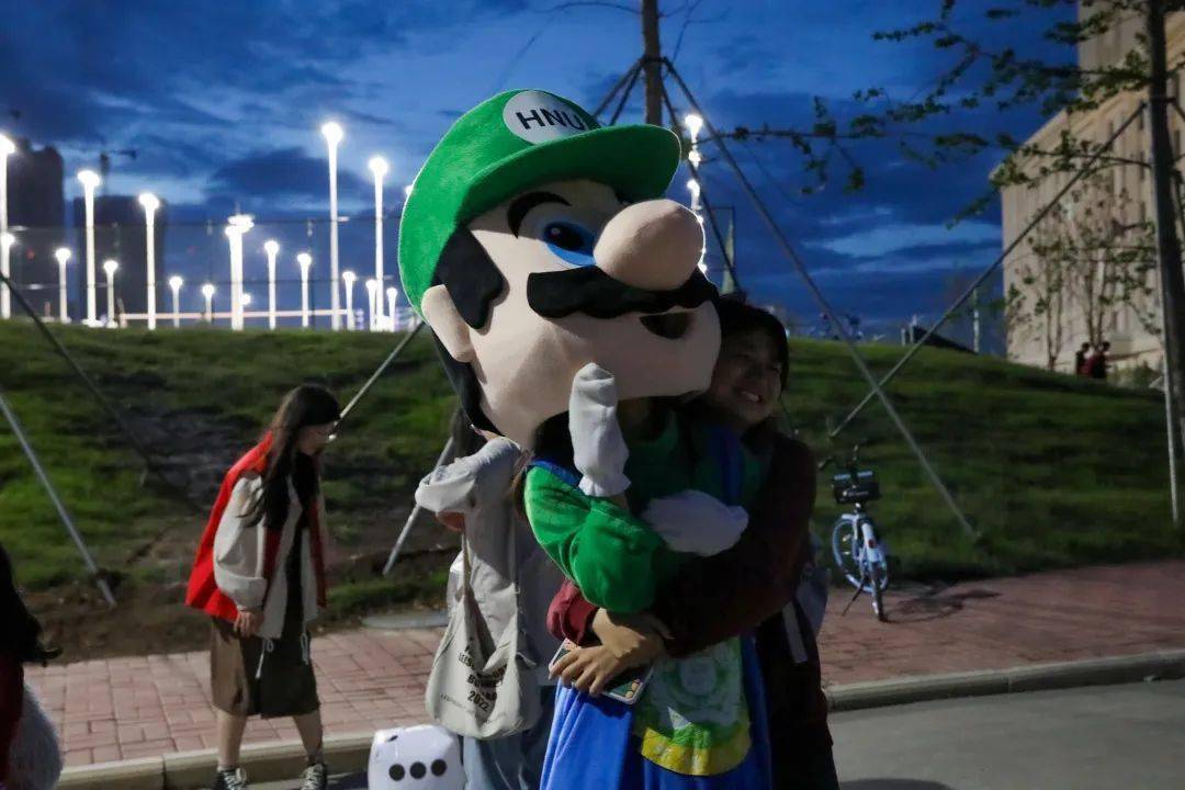 未来站源源不断 生生不息如同师大学子的生命力卫河河水缓缓流淌奔波