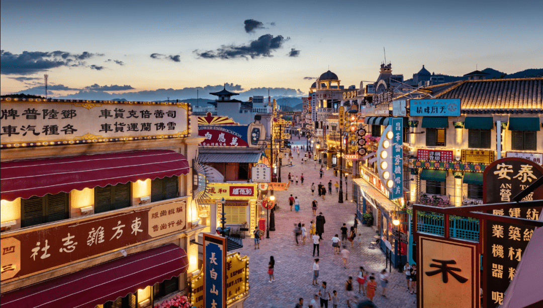 夜间消费方面,产业园将推动横店影视城等载体发展景区夜游,创新开发