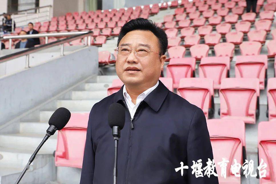 市委常委,张湾区委书记张涛出席活动并宣布运动会开幕.