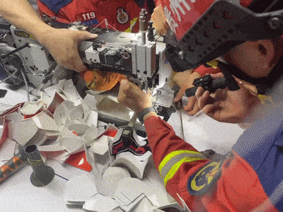 手指被缝纫机钢针卡住,黔南消防紧急救援_进行_员工_食指