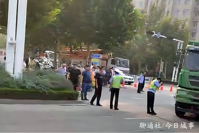 山东茌平城区一辆渣土车与骑行电动车女子相撞,男童倒地血流不止_市民