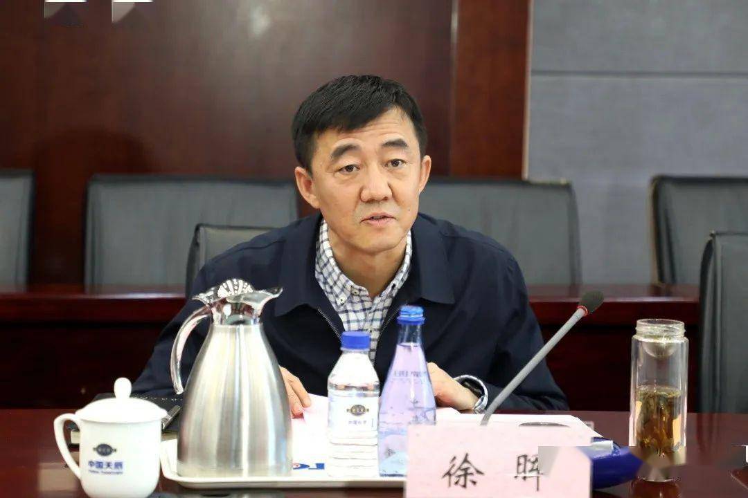 在中国天辰工程有限公司,徐晖详细询问了企业经营状况,遇到的实际问题