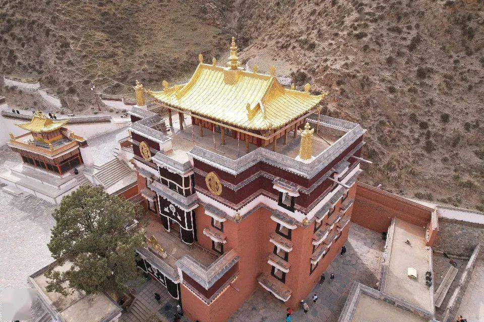 是拉卜楞寺的一百零八座属寺之一贡巴寺藏语称"噶丹扎西桑珠林","贡