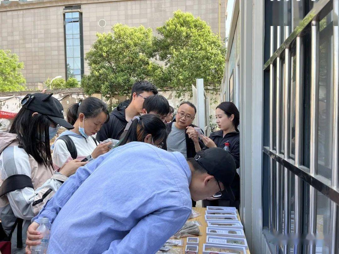 在河南省文物考古研究院周通和宋振民两位老师的带领下,我们参观了