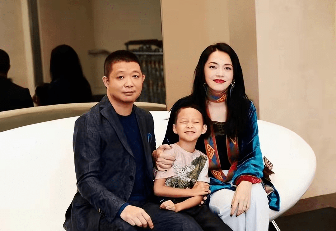 姚晨和二婚老公深夜会友,曹郁室内吞云吐雾沧桑发福,外形差距大_生活