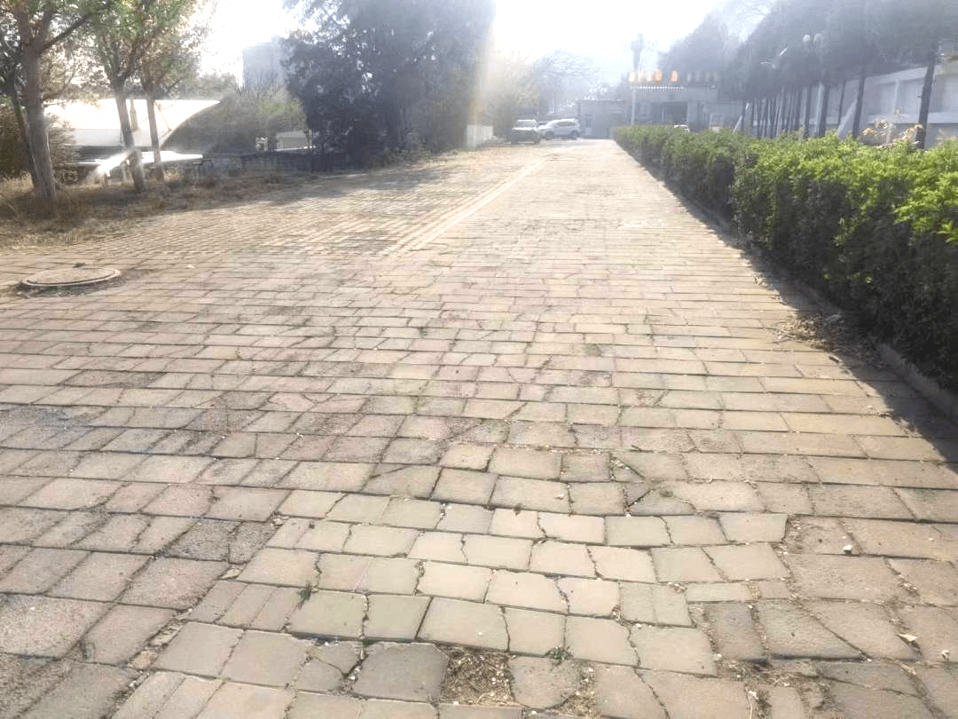 北京卫戍区石景山离职干部休养所东门外道路西起干休所东大门,东至