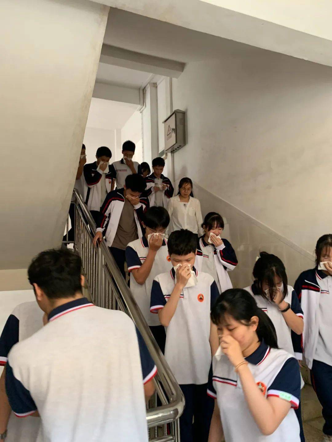 五华中学举行安全应急演练_疏散_师生_总指挥